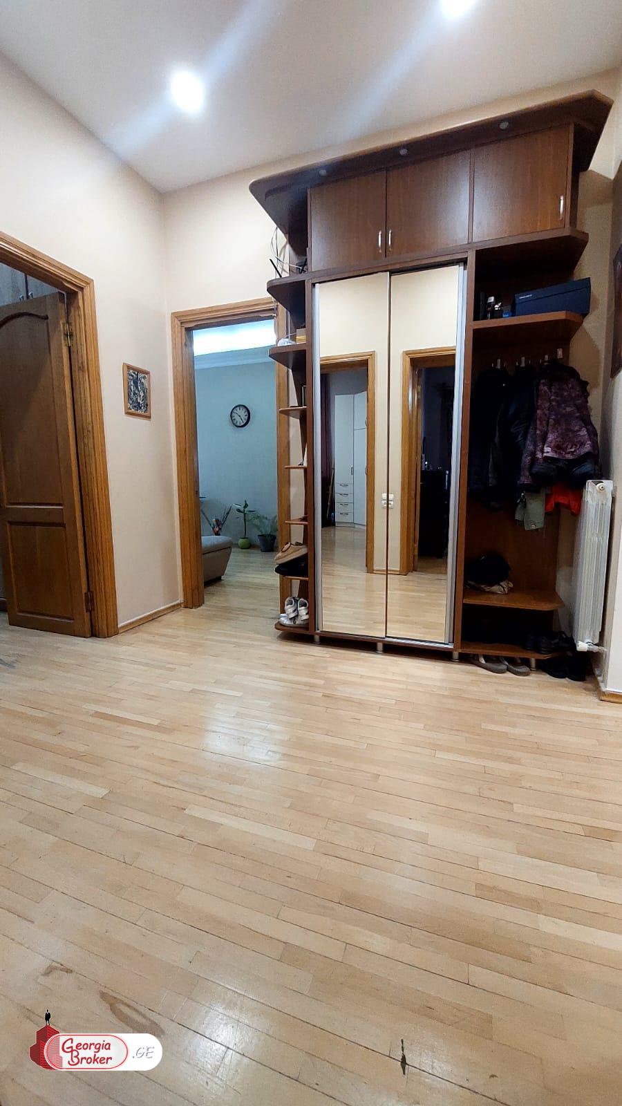 продается квартира с новым ремонтом 5-комнат